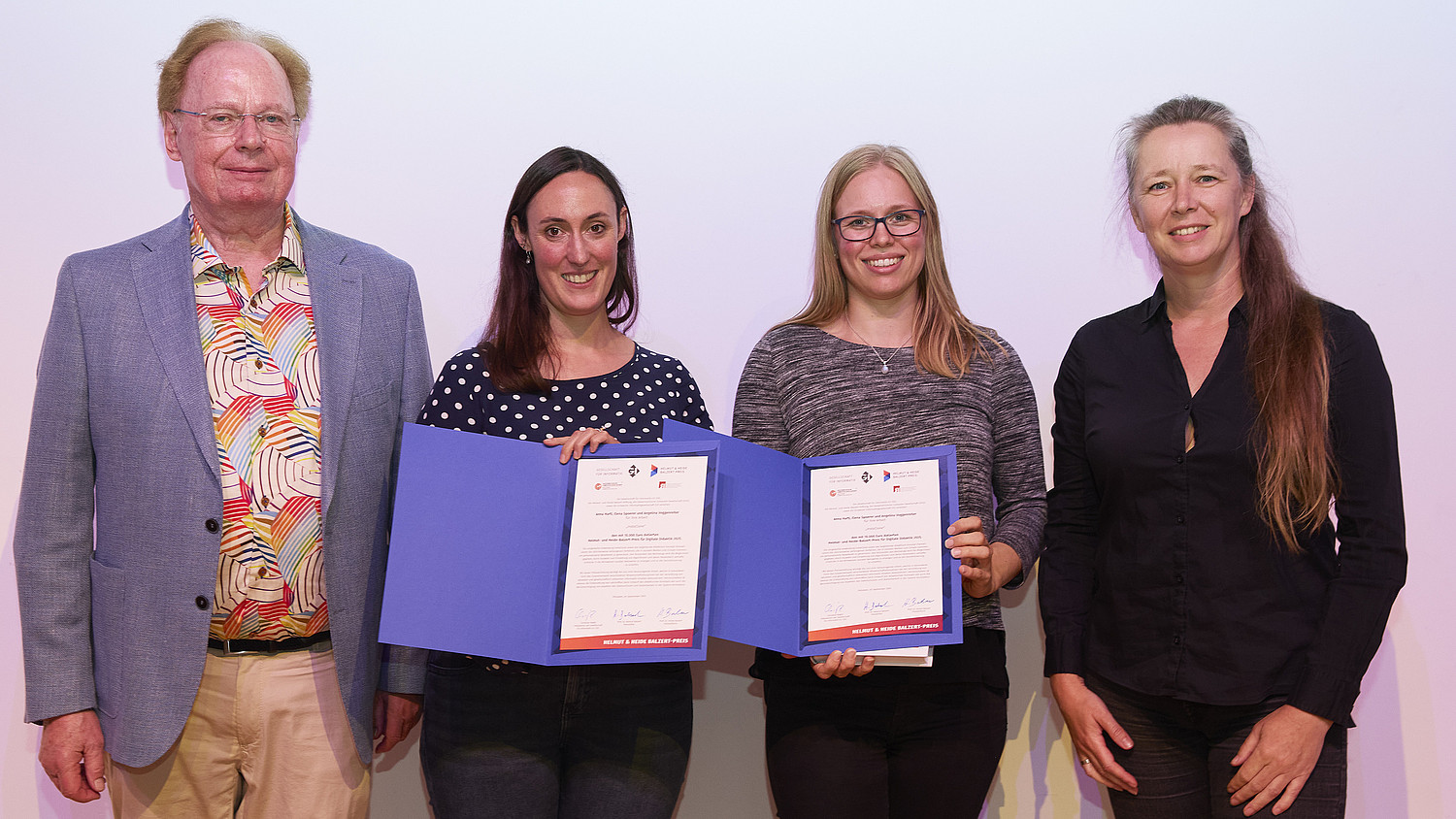 Dr. Helmut Balzert, Dr. Anna Hartl, Elena Spörer und Ulrike Lucke bei der Preisverleihung des Balzert-Preises