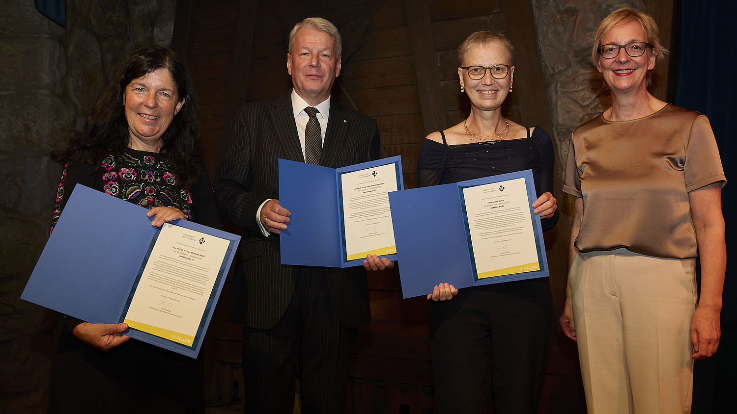 Die drei ausgezeichneten Fellows und Christine Regitz