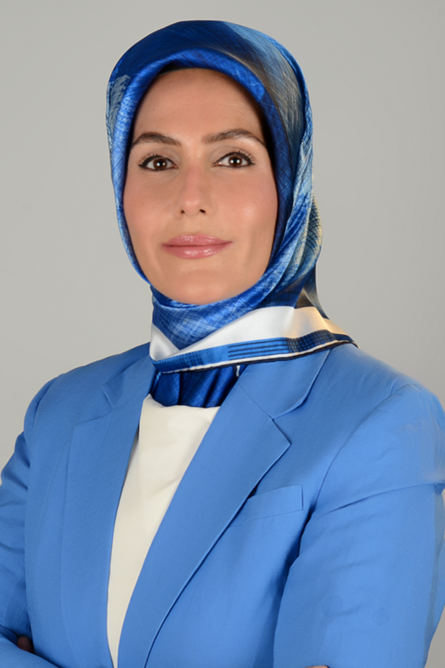 Porträt von Selcan Ipek-Ugay. Sie trägt einen Blazer und einen Hijab