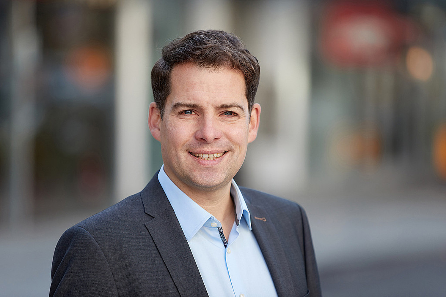 Porträt von Felix Streiter im Anzug, er lächelt